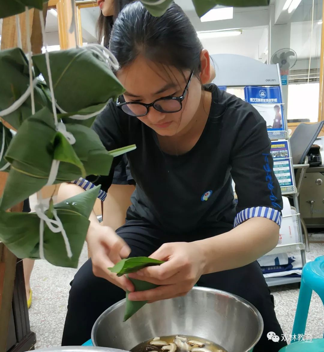 包粽子活动#里湖校区"裹"然出"粽,乐在其中!