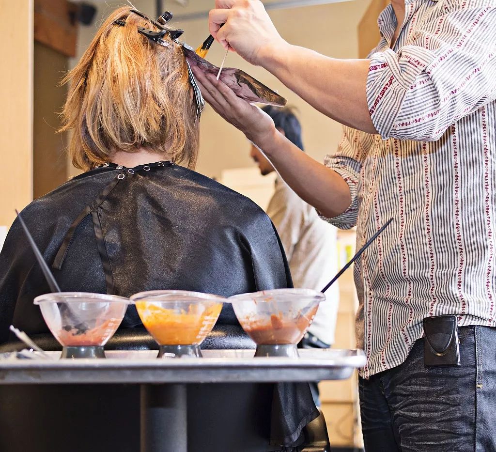 理发店染发过程图片 d3108801ba5b4f908629c6bb77798a56.jpeg