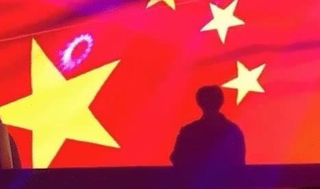 蔡徐坤再惹事!海外公演滥用"中国国旗"当背景:在犯法边缘试探