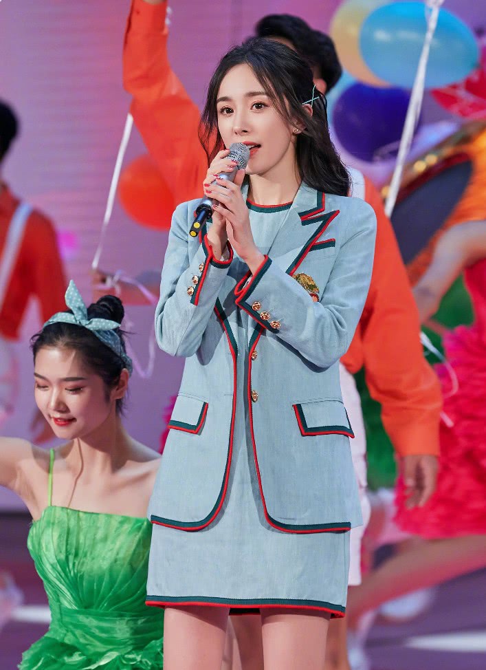 杨幂的 仙女蹲 ,男生喜欢杨紫的 木耳蹲 ,是初恋感图片 109441 707x974