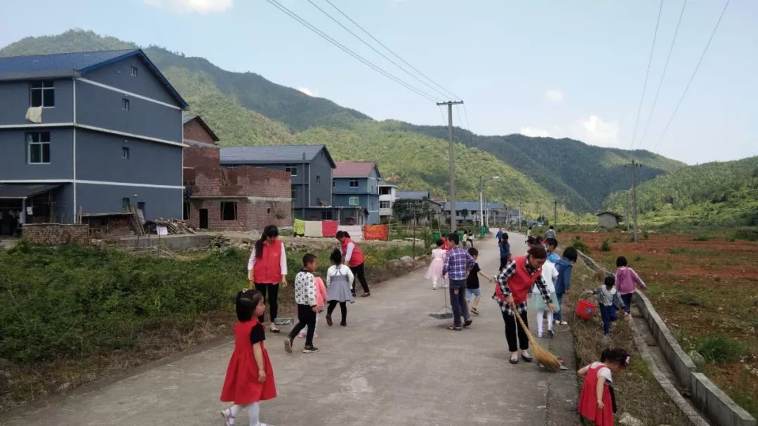 崇仁乡6月4日上午,光泽县崇仁乡组织乡村两级民兵,党群志愿者以及巾帼