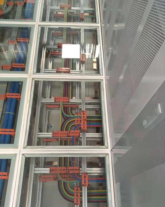弱电机房综合布线两种走线方式施工图片对比