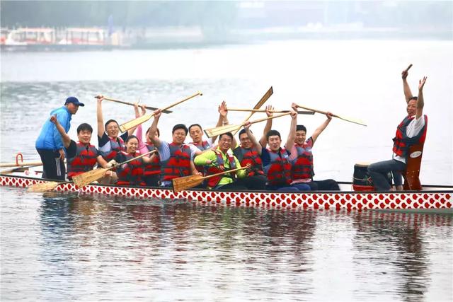 迎端午赛龙舟一共有几个人 dbfb4024d2f54ae0a97115717df00ffd.jpeg