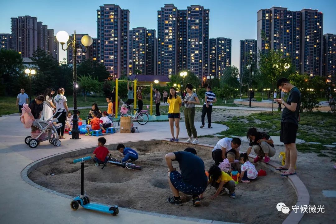 5月30日,北京市昌平区沙河镇,家长带着孩子在小区外的一处空地上玩耍
