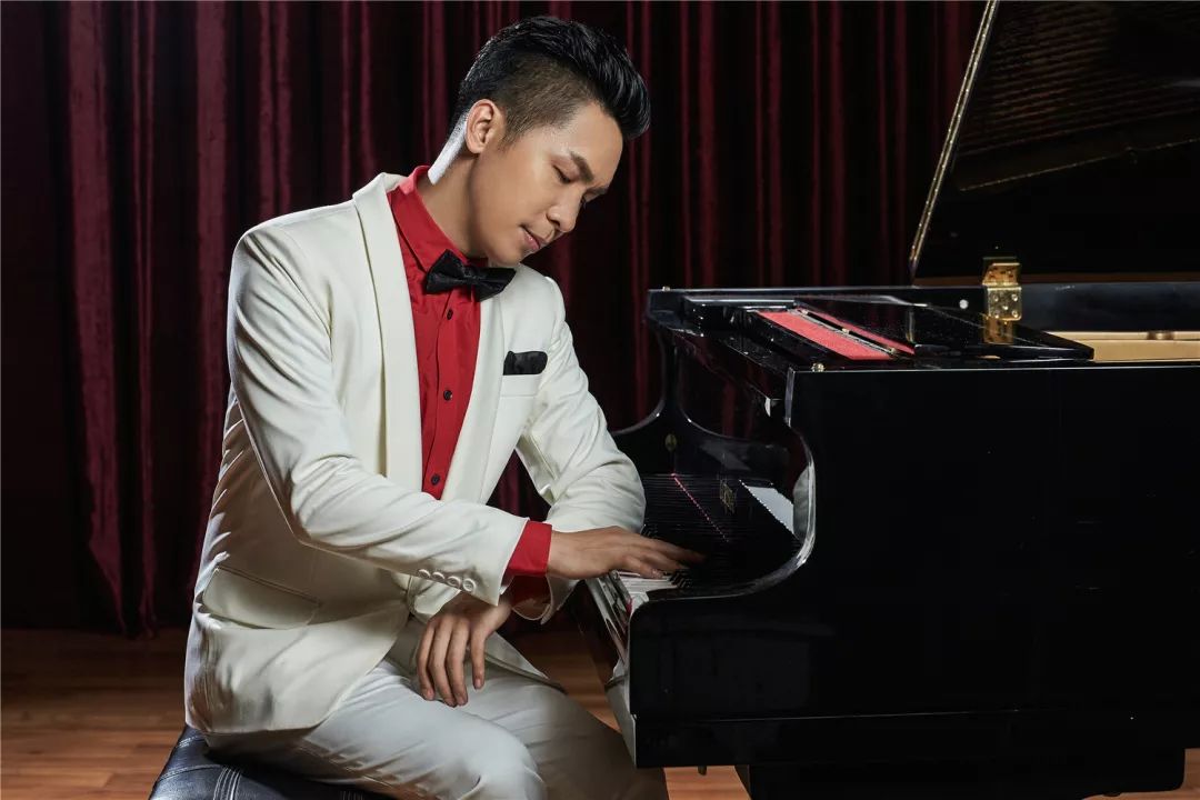 下雨时就听 "下雨时你会想起谁";春暖花开时是 "花的微笑"