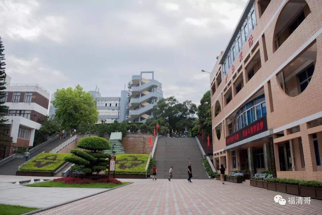 当天,检查组一行先后前往元洪中学,融城中学和福清一中考点,详细了解