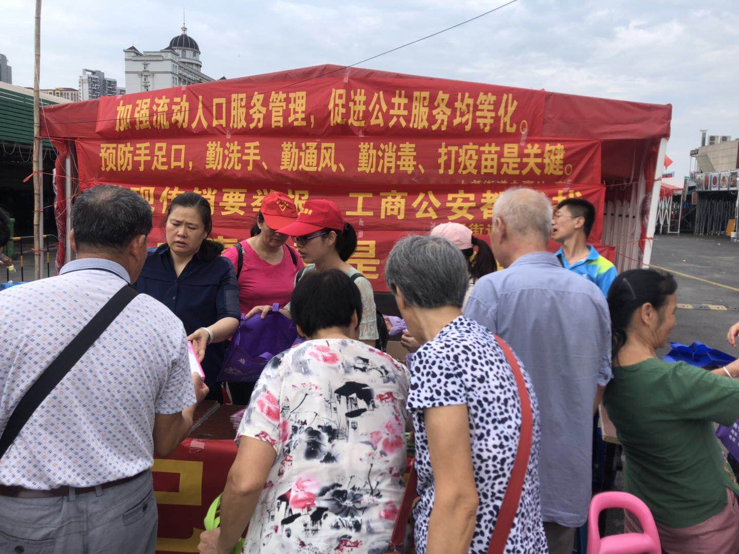 流动人口计划生育服务_人口与计划生育手抄报