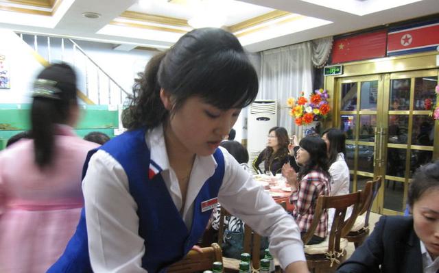 实拍在餐厅打工的朝鲜姑娘不但长得秀美而且多才多艺