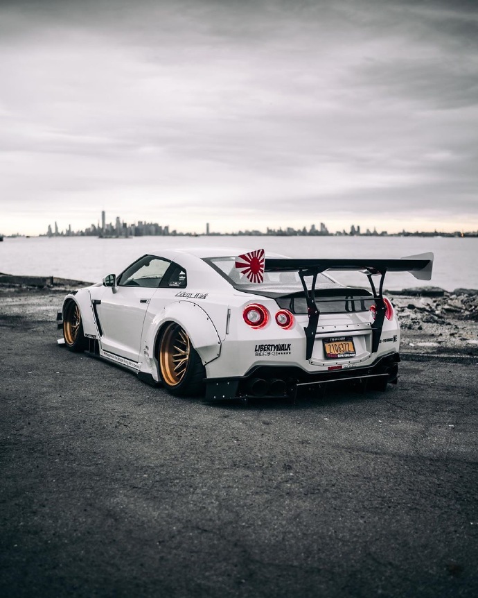 liberty walk gtr