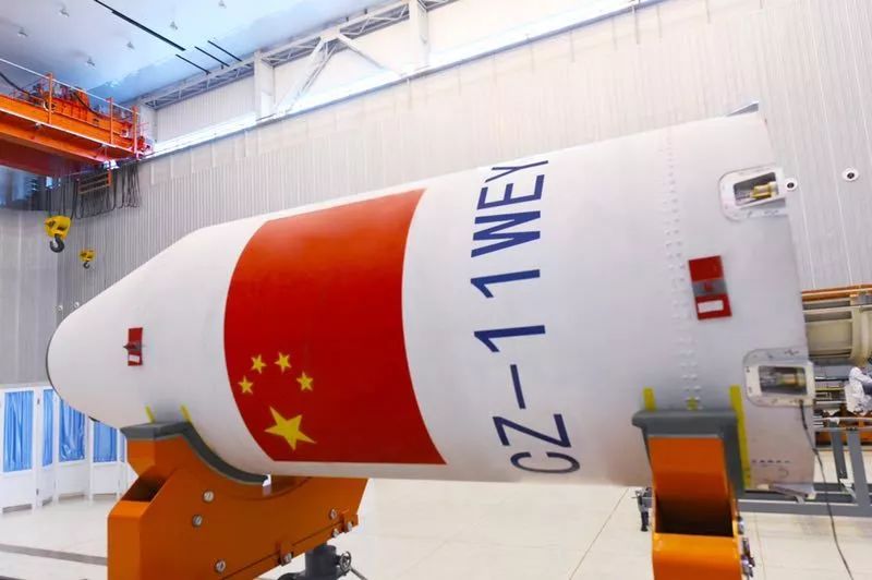 CZ-11 WEY号火箭涂装 长征十一号:海上快响利箭独一份儿 执行这次海上发射任务的长征十一号运载火箭也不简单,被誉为我国长征系列运载火箭家族中的海上快响利箭,在很多方面都是家族里的独一份儿。 长征家族中其他兄弟都采用液体发动机,只有长征十一号火箭是用固体发动机。中国运载火箭技术研究院固体运载火箭型号办公室副主任宋勇生说,固体火箭有自己的优势。 液体发动机结构复杂,工作时需要增压输送系统等配合,液体火箭运载能力强,但是由于燃料加注时间较长,一般从测试到发射整个流程需要一个月左右。