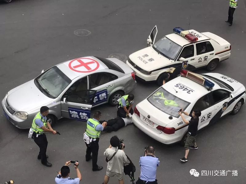 今天中午,成都街头4辆警车追捕被劫持车辆!惊险一幕堪比大片(视频)