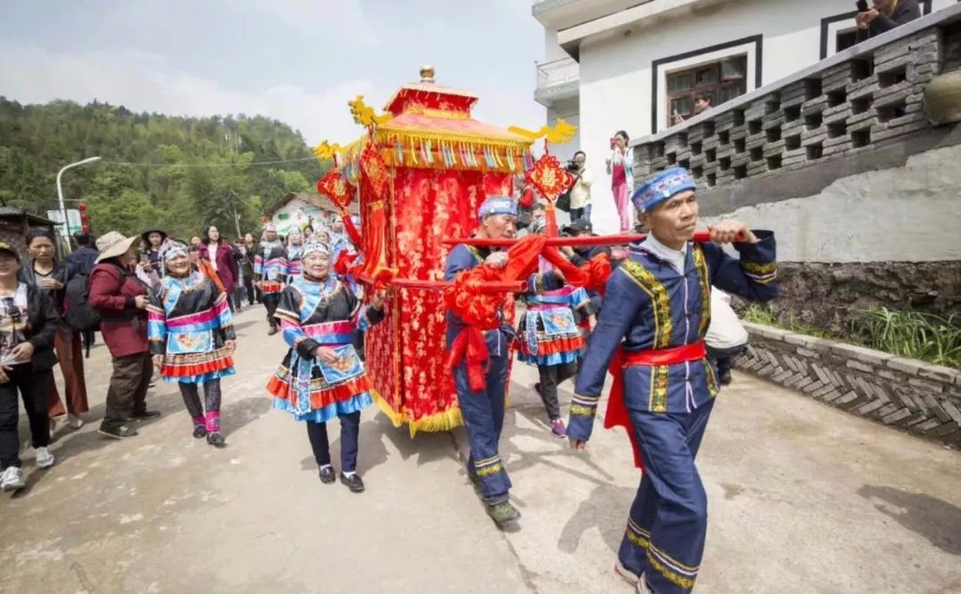 畲族人口聚集地_畲族服饰