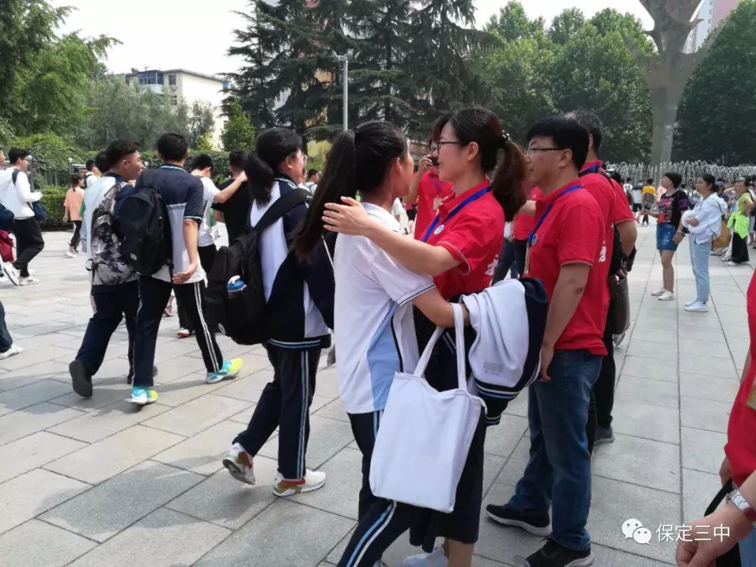 保定三中:红装送考寄深情,静待学子凯歌声