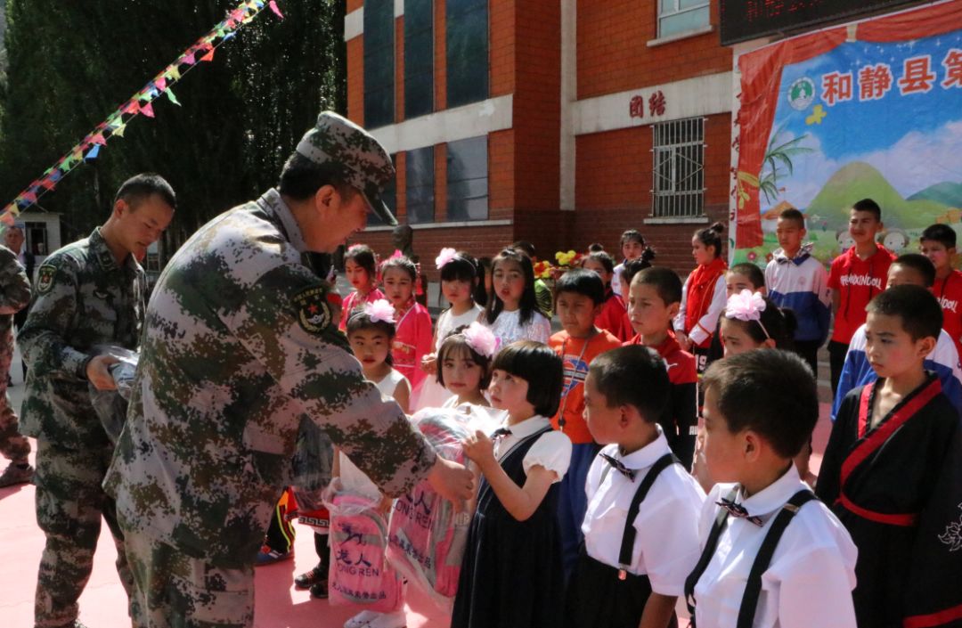 同时,新疆和钢新能科技股份有限公司捐资助学1万元;32325部队也为校30