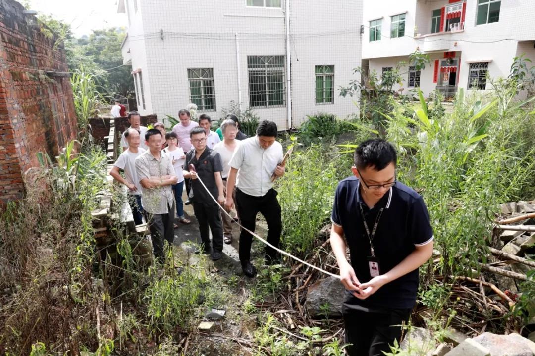 勘察调解!信宜一同村兄弟因地界问题发生纠纷,还把路给堵了,结果