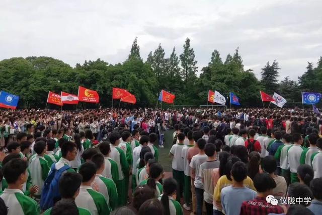 壮观仪陇中学高三学子震撼出征学弟学妹擂鼓相送