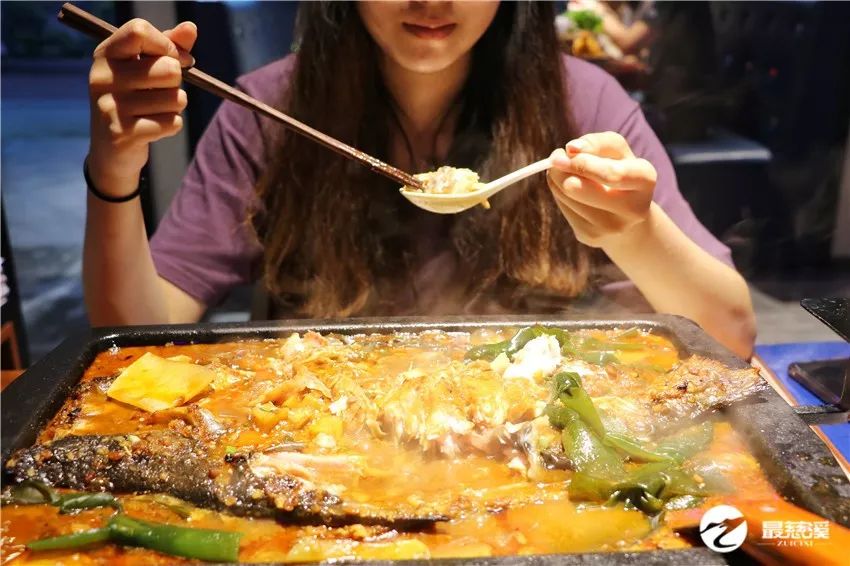 这么一锅烤鱼,够2个女汉子大胃王吃到嗨,鱼肉真的特别多!