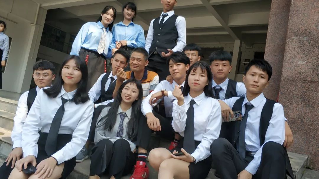 应同学们要求,学校公众号收集了第二集个人毕业照存档!
