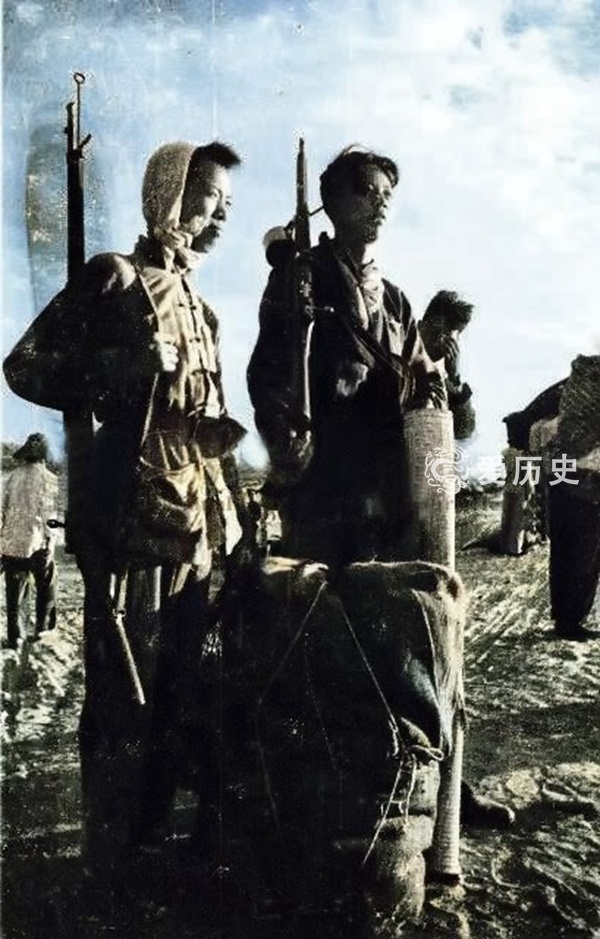 1946年武装还乡团真实上色彩照地主裹挟着难民挨家挨户算账倒租