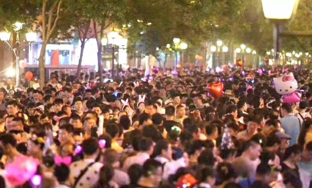 原創
            北國端午才踏青，午夜的中國第一街中心大街，熙熙攘攘，熱烈不凡 旅遊 第3張