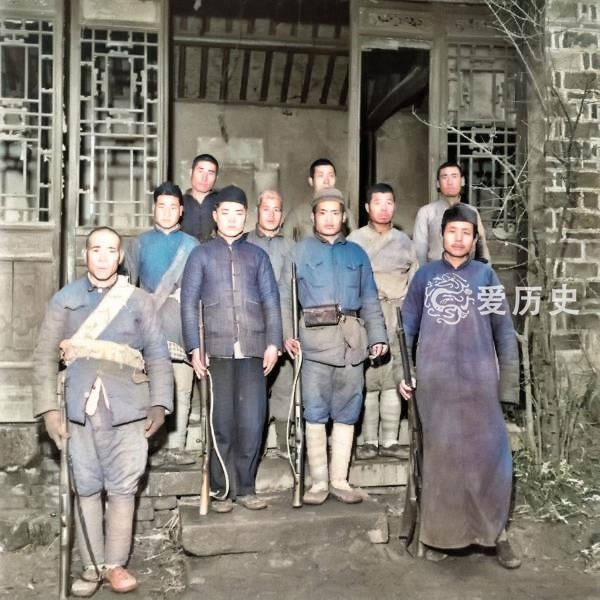 原创1946年武装还乡团真实上色彩照 地主裹挟着难民挨家挨户算账倒租