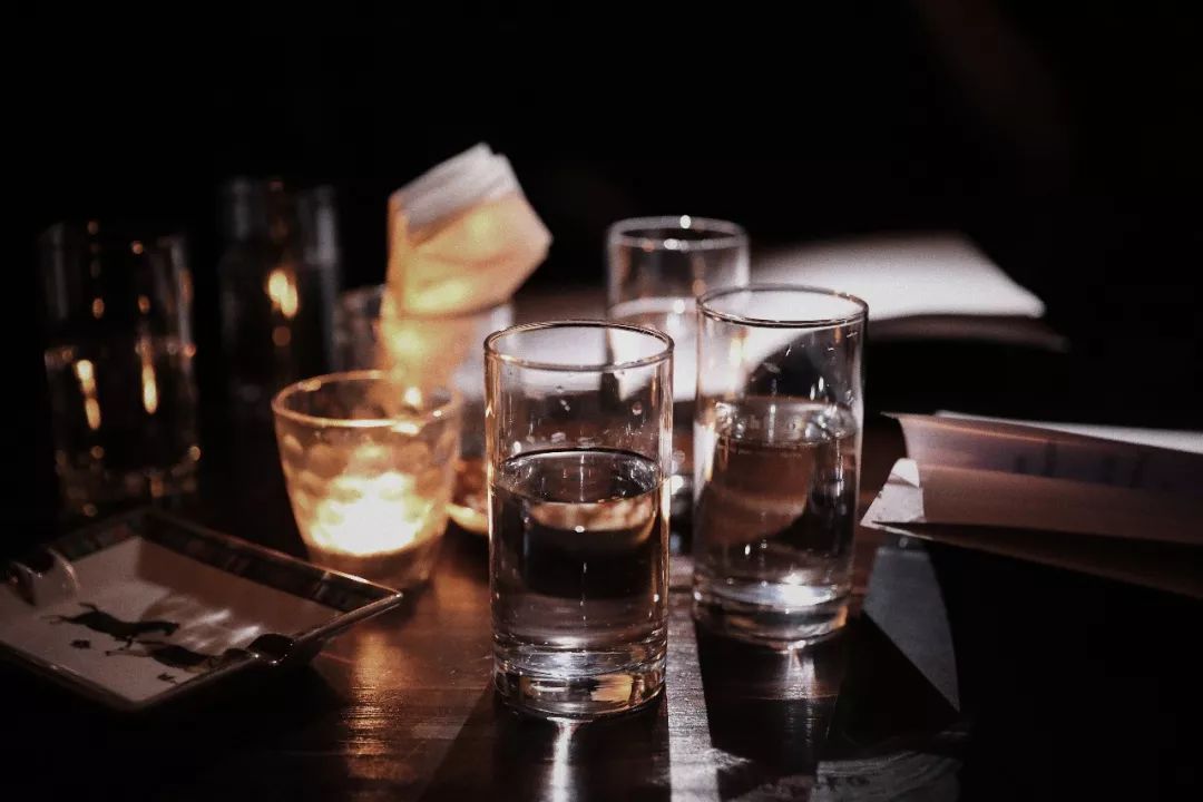 没有清晨的粥,那就倒满深夜的酒 返回搜