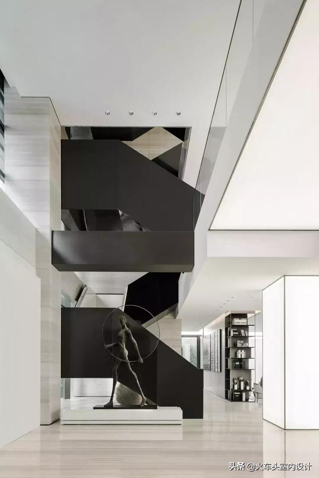 楼梯像折纸一般在空间中穿插,独具雕塑感.