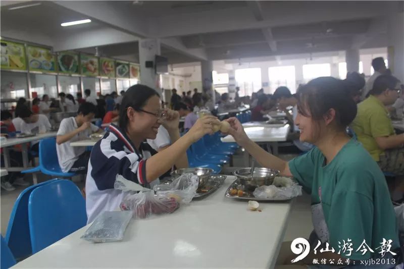 打勾助考,虎蛋陪考…直击仙游高考首日,这些画面真的很暖心!