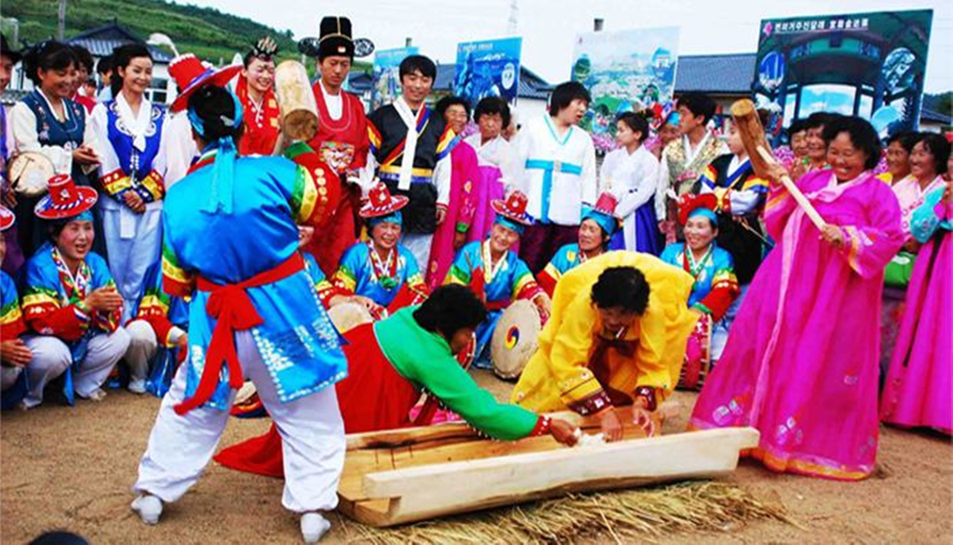 延边地区朝鲜族过端午节,家家做打糕和粘米饭,或做艾糕,蒸饼.