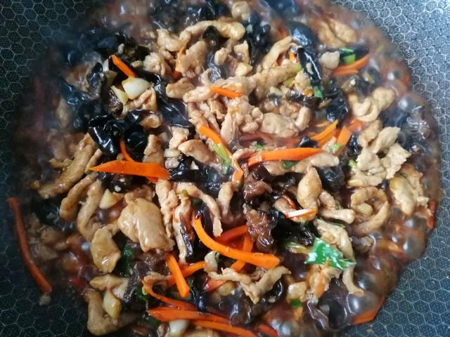 鱼香肉丝的家常做法调汁比例 657b7349d758472d9ddb546bcbe291c0.jpeg