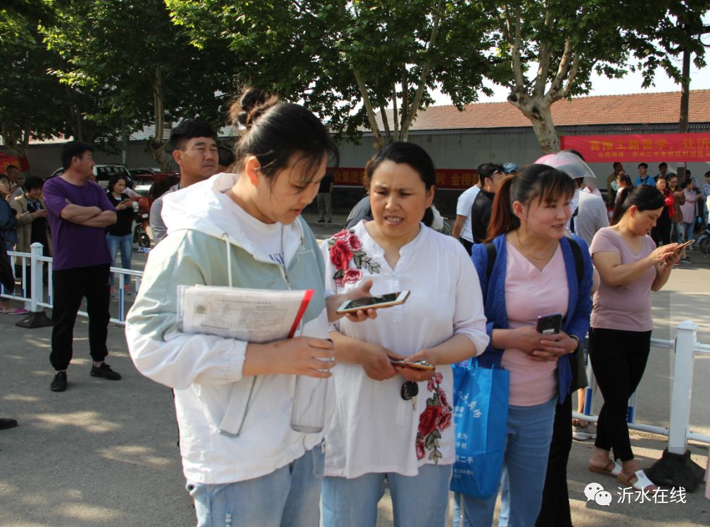 直击高考沂水一中门口这一幕寄托了多少人的希望
