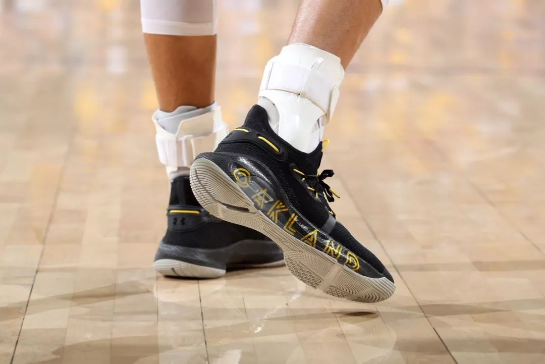 「单核库里」今天上脚的under armour curry 6「thank you oakland」