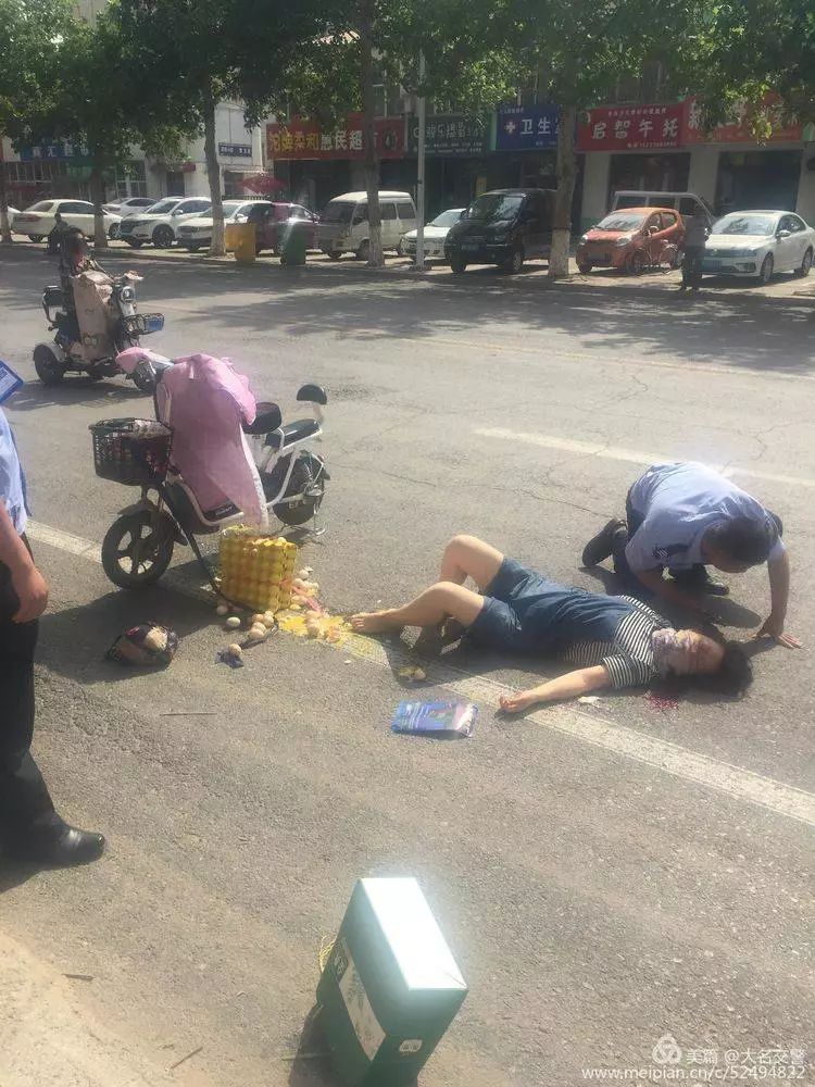 大名一女子骑电动车摔倒路边,鲜血直流.