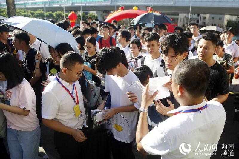 高清:2019年高考今日启幕 海南近6万考生赴考