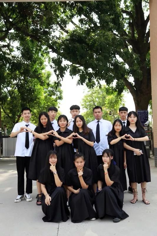 应同学们要求,学校公众号收集了第二集个人毕业照存档!