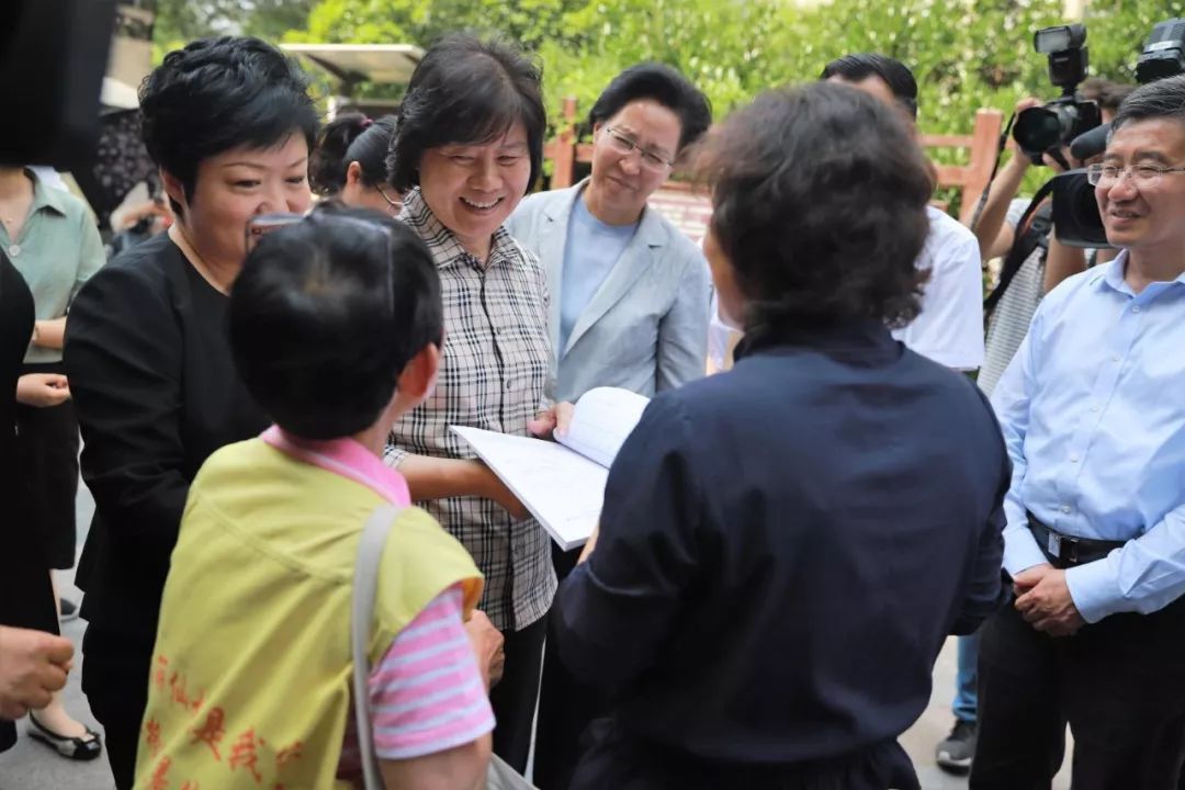 街道党工委书记孙金娣向沈跃跃汇报了街道党工委如何以党建带妇建,将