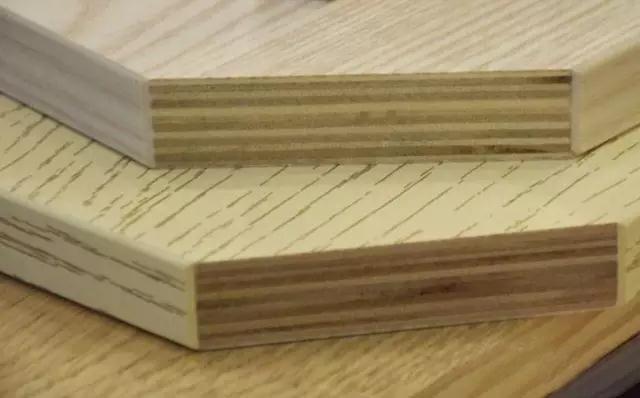 有很多朋友问我:实木多层板和大芯板哪个好?