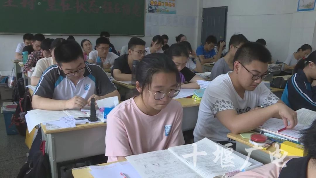 郧阳中学的学生们今天集体给老师们写了一张请假条