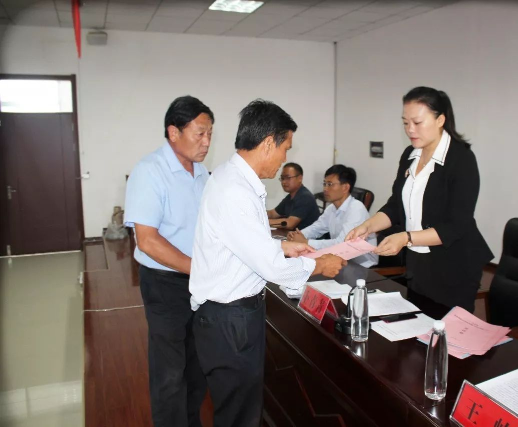 会议主要议程 第一项议程 副镇长姚永航安排部署工作 第二项议程 村