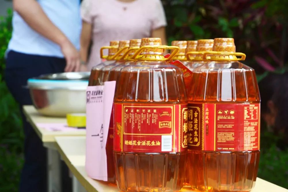 都能得到一份丰厚的礼品,都是日常生活需要的油米酱醋类的,非常的实用