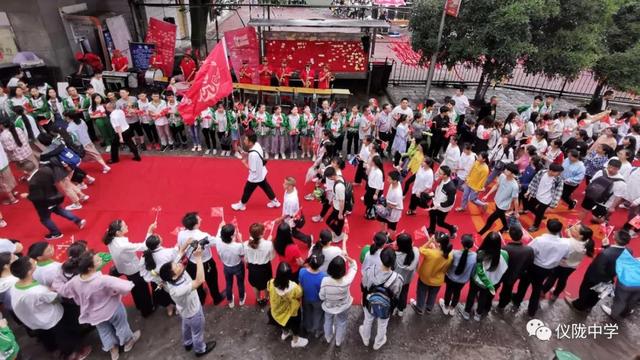 壮观仪陇中学高三学子震撼出征学弟学妹擂鼓相送