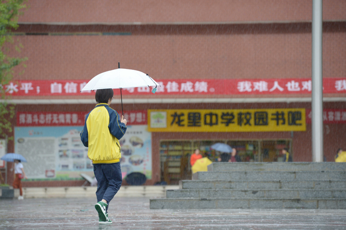 6月7日,在龙里中学,考生陆续走进校园6月7日,在龙里中学,考生冒雨走进