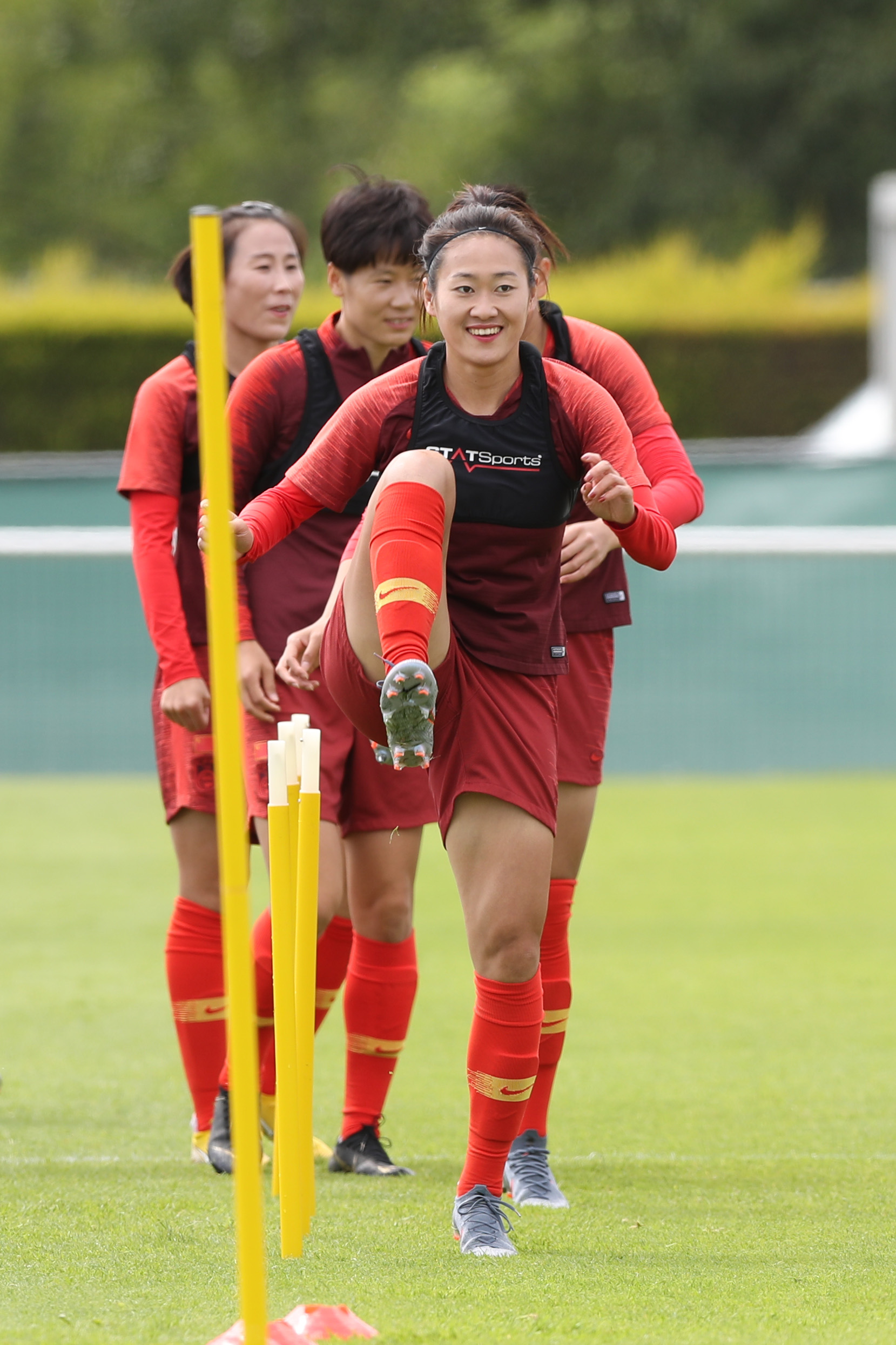 高清:足协高层前方督战女足 王霜与队友谈笑风生