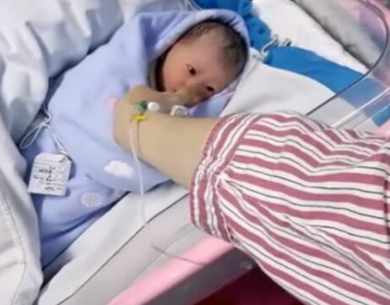                     产妇正在缝合侧切撕裂，而她的行为，让在场医生都泪目了
