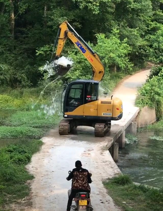 挖掘机给自己洗澡视频走红网友司机一定是蓝翔毕业的