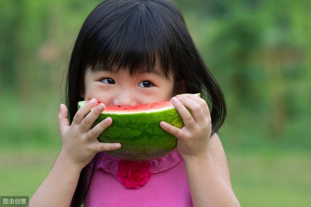                     儿科主任：夏天少给孩子吃这4种水果，很容易伤了脾胃不自知