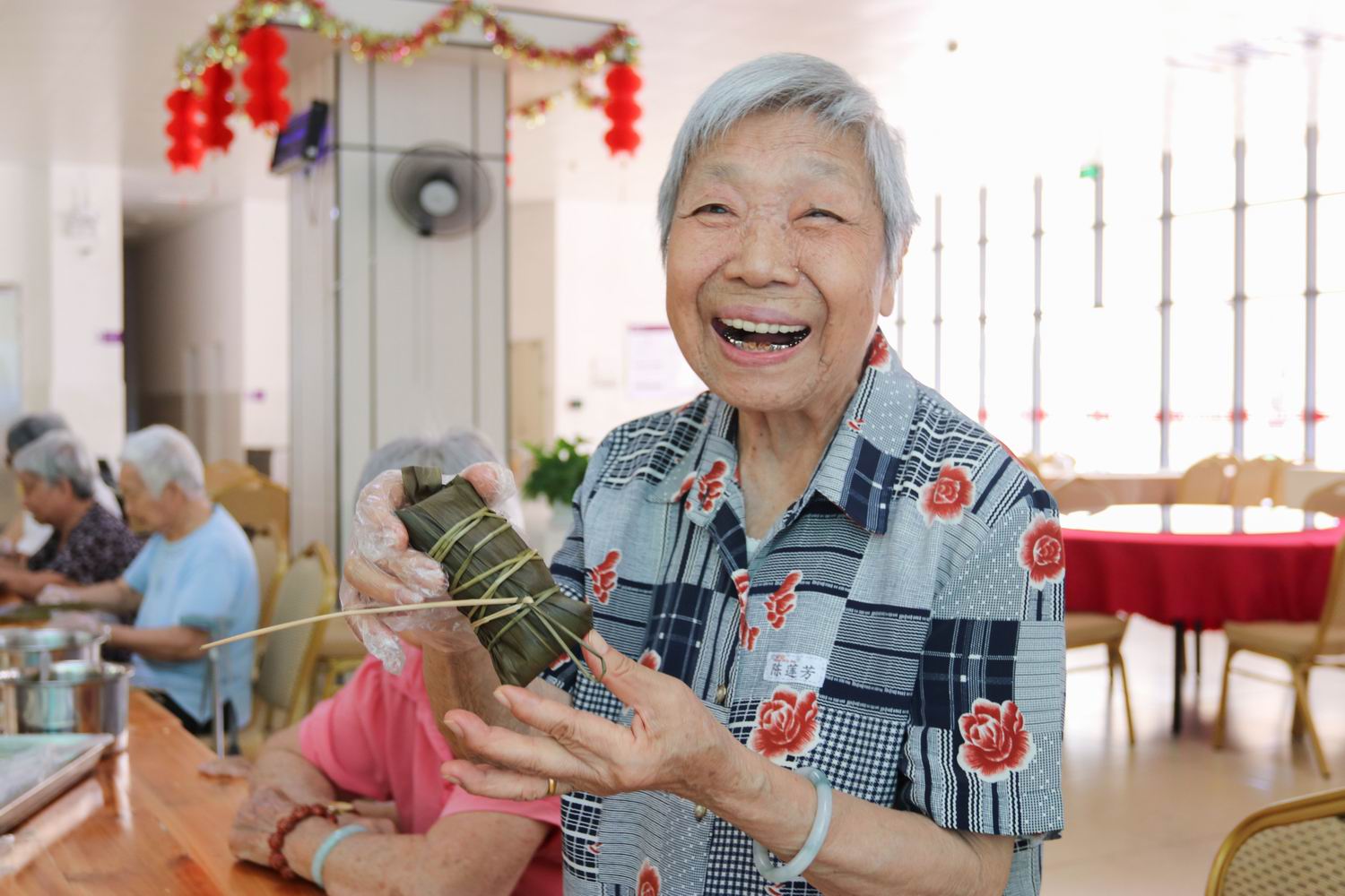 浓情端午养老中心老人包粽子喜过端午