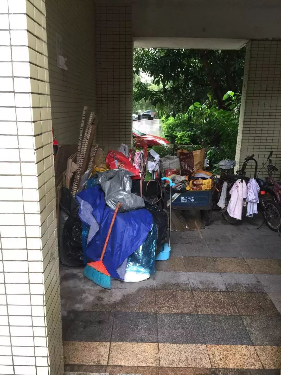 曝光地点:香洲区 兰埔路金钟花园27栋附近 网友留言:小区楼下堆积了