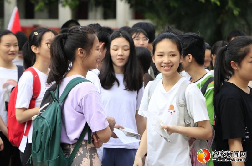 图为在赣州三中(青年路校区)考点,参考的考生从容走进考场.