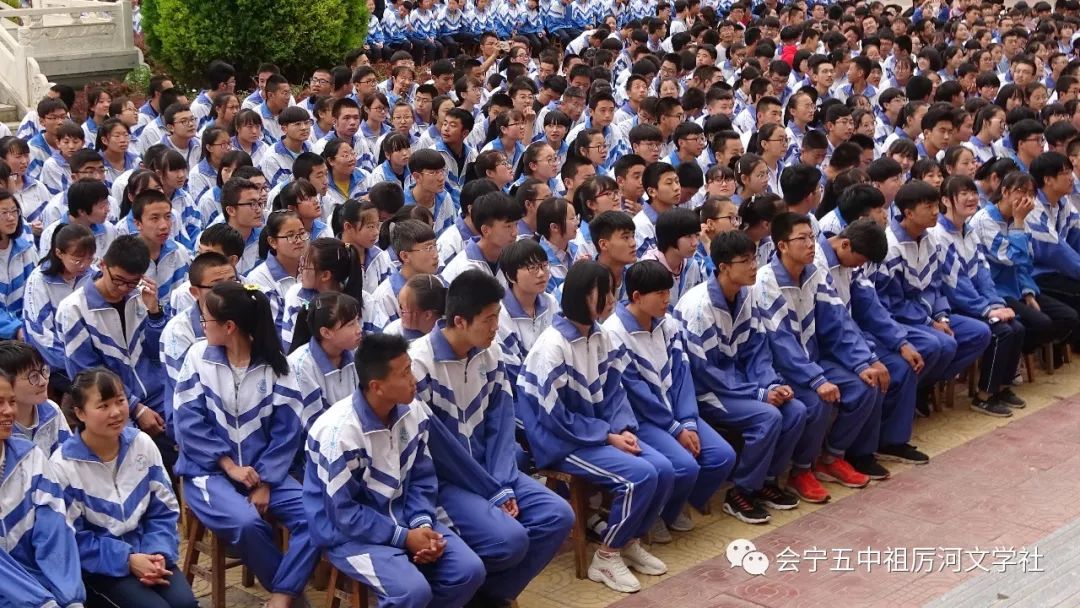 会宁五中好多老师和学生走上了领奖台